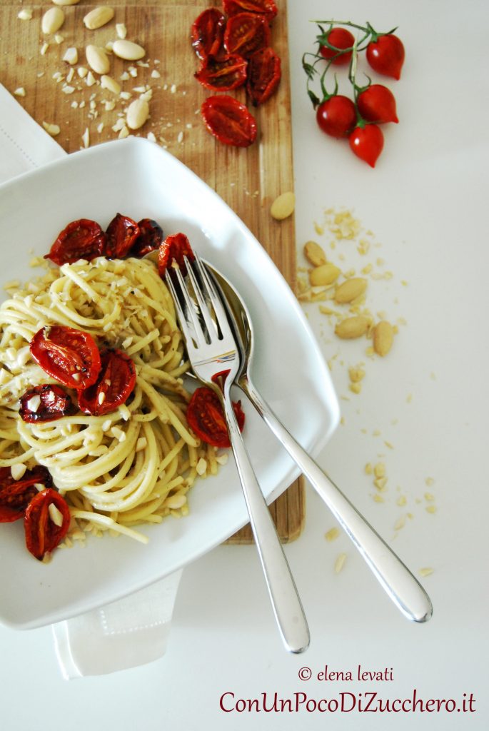 Spaghetti con pesto di capperi, pomodorini confit e mandorle - Con Un ...