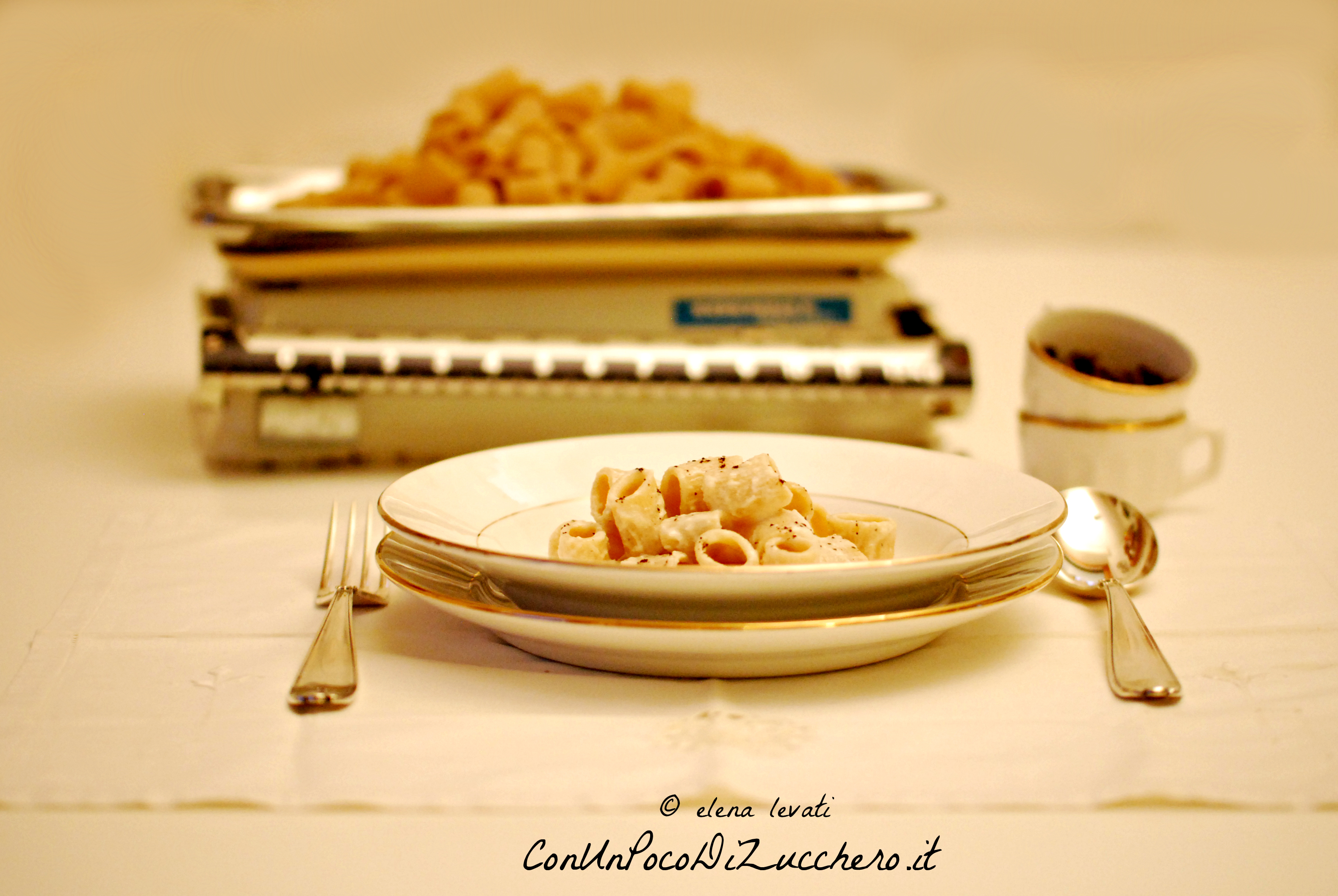 Mezze maniche alla robiola mandorle e caffè - Con Un Poco Di Zucchero