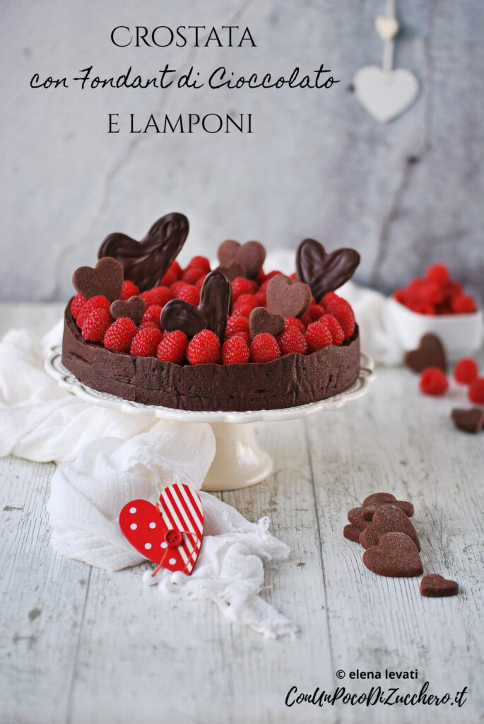 crostata con fondant di cioccolato e lamponi